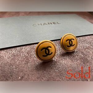 Chanel Vintage Coco Mark Clip-On Earrings – Black & Gold Round CC Logo
